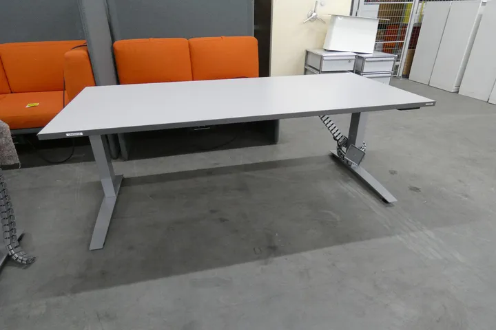 Vario elektrisch höhenverstellbarer Schreibtisch Stage Maße in cm: ca. 160 x 80